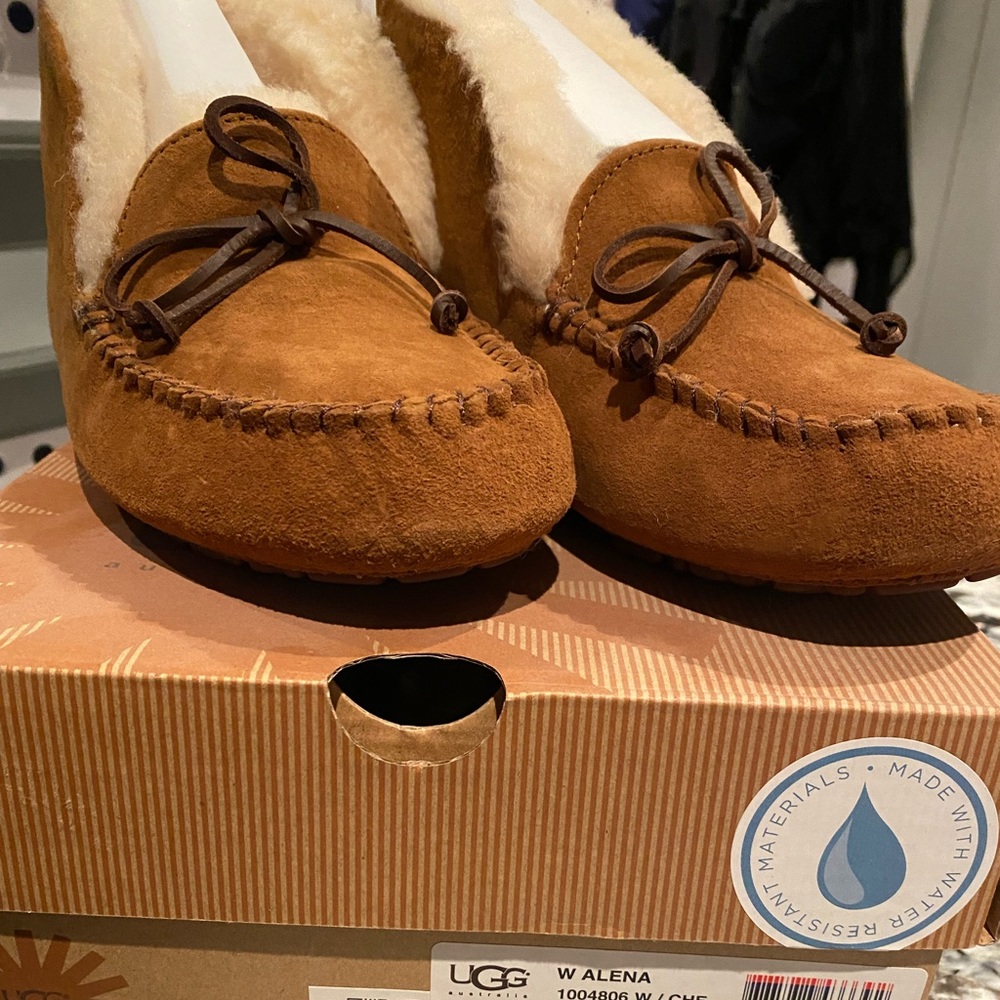 Ugg Alena moccasin with fold over fur - size 7 - tan - NIB